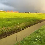 Oomes Huus - Sleep By Haestens, Wake With Coffee Den Hoorn (North Holland)
