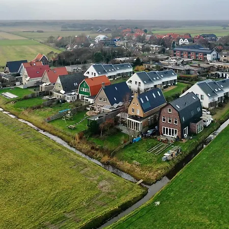 Oomes Huus - Sleep By Haestens, Wake With Coffee デン・ホールン