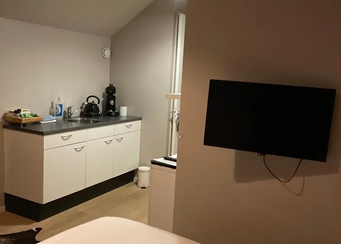 Bed & Breakfast Oomes Huus - Sleep By Haestens, Wake With Coffee Den Hoorn (North Holland)