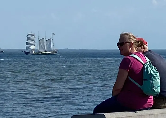 Oomes Huus - Sleep By Haestens, Wake With Coffee Den Hoorn (North Holland)