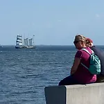 Oomes Huus - Sleep By Haestens, Wake With Coffee Den Hoorn (North Holland)