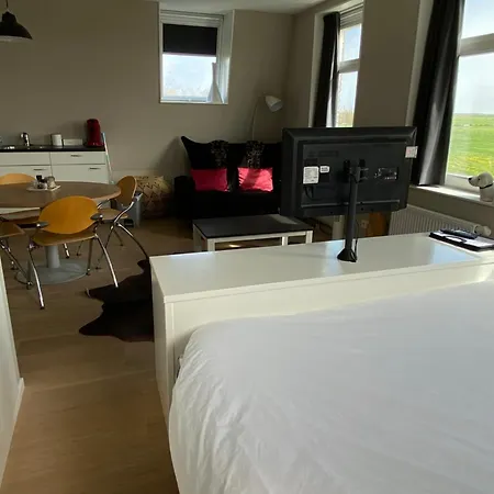 Oomes Huus - Sleep By Haestens, Wake With Coffee Den Hoorn (North Holland)