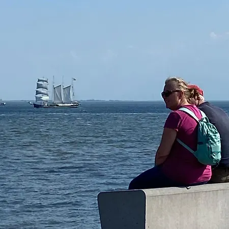 Oomes Huus - Sleep By Haestens, Wake With Coffee Den Hoorn (North Holland)