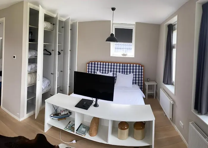 Oomes Huus - Sleep By Haestens, Wake With Coffee